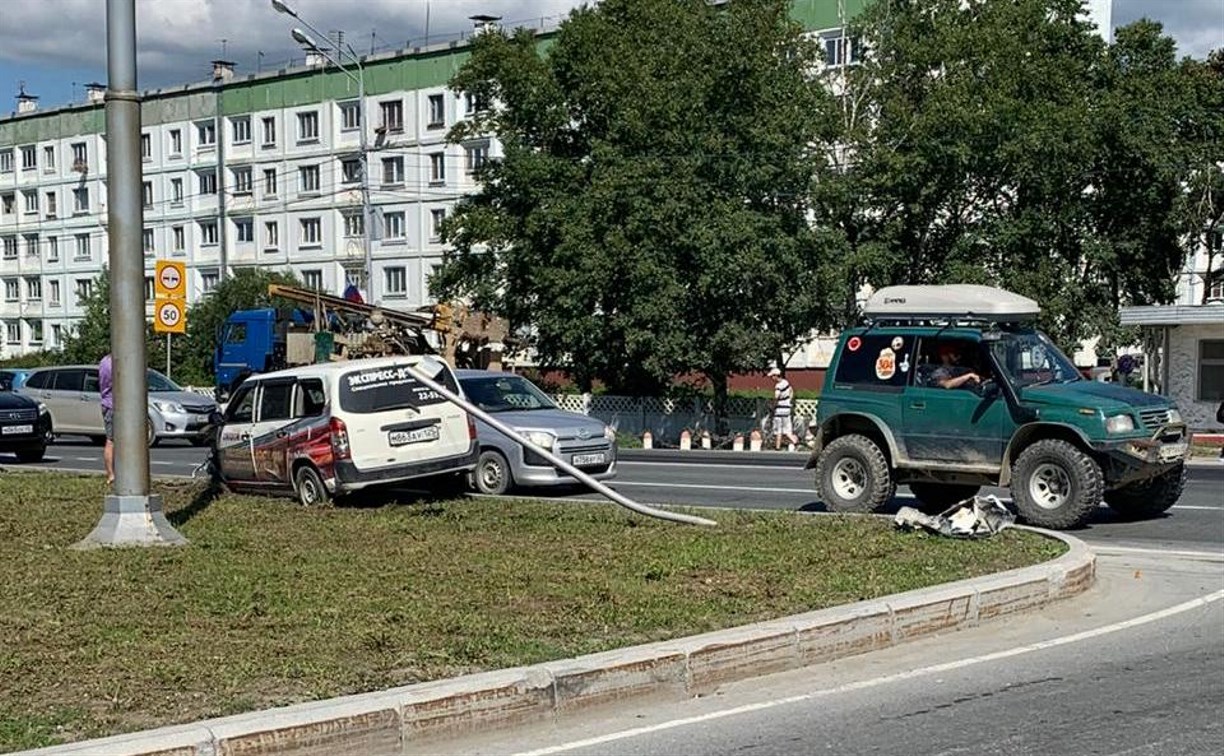Универсал вылетел с дороги и сбил дорожный знак в Южно-Сахалинске