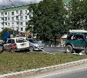 Универсал вылетел с дороги и сбил дорожный знак в Южно-Сахалинске
