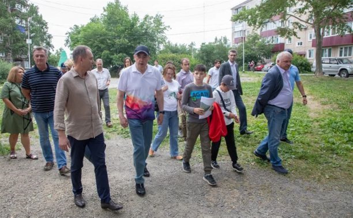 Школьник в Южно-Сахалинске нажаловался на свой двор и к нему приехал губернатор