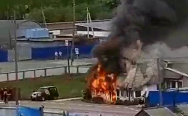 Откатили машину, пытались что-то выносить: появилось видео пожара в Тымовском
