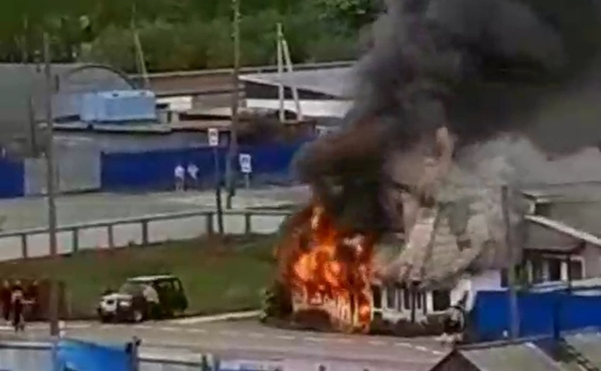 Откатили машину, пытались что-то выносить: появилось видео пожара в Тымовском