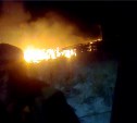 Полночи пожарные Томари тушили огромный сарай
