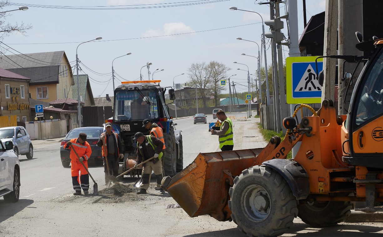 В Южно-Сахалинске устранили 18 тысяч "квадратов" ям на дорогах 