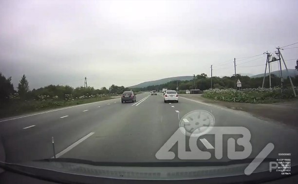 Автомобилист едва не врезался в машину во время опасного обгона в Южно-Сахалинске