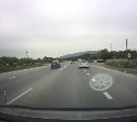 Автомобилист едва не врезался в машину во время опасного обгона в Южно-Сахалинске