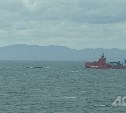 Перевернувшееся в Корсаковском районе судно буксируют к берегу