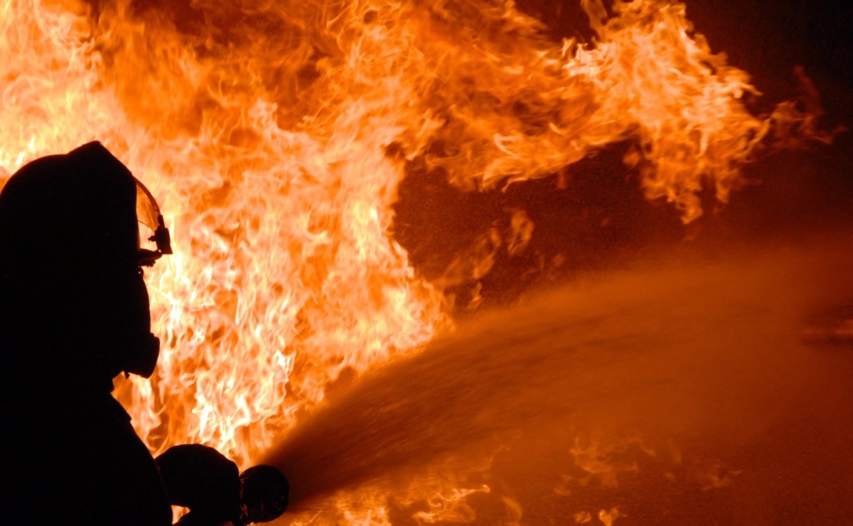 Пожарные Южно-Сахалинска спасли человека из задымлённого частного дома