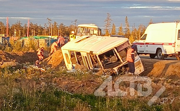 Семь человек получили травмы в автобусе, вылетевшем в кювет на севере Сахалина
