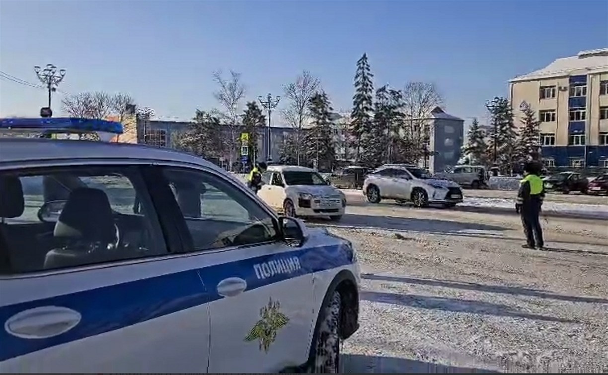 2 ДТП с пострадавшими,16 бесправников: ситуация на дорогах Сахалина 22 декабря 