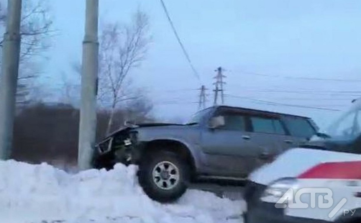 Два автомобиля скорой помощи прибыли к месту жёсткого ДТП в Южно-Сахалинске