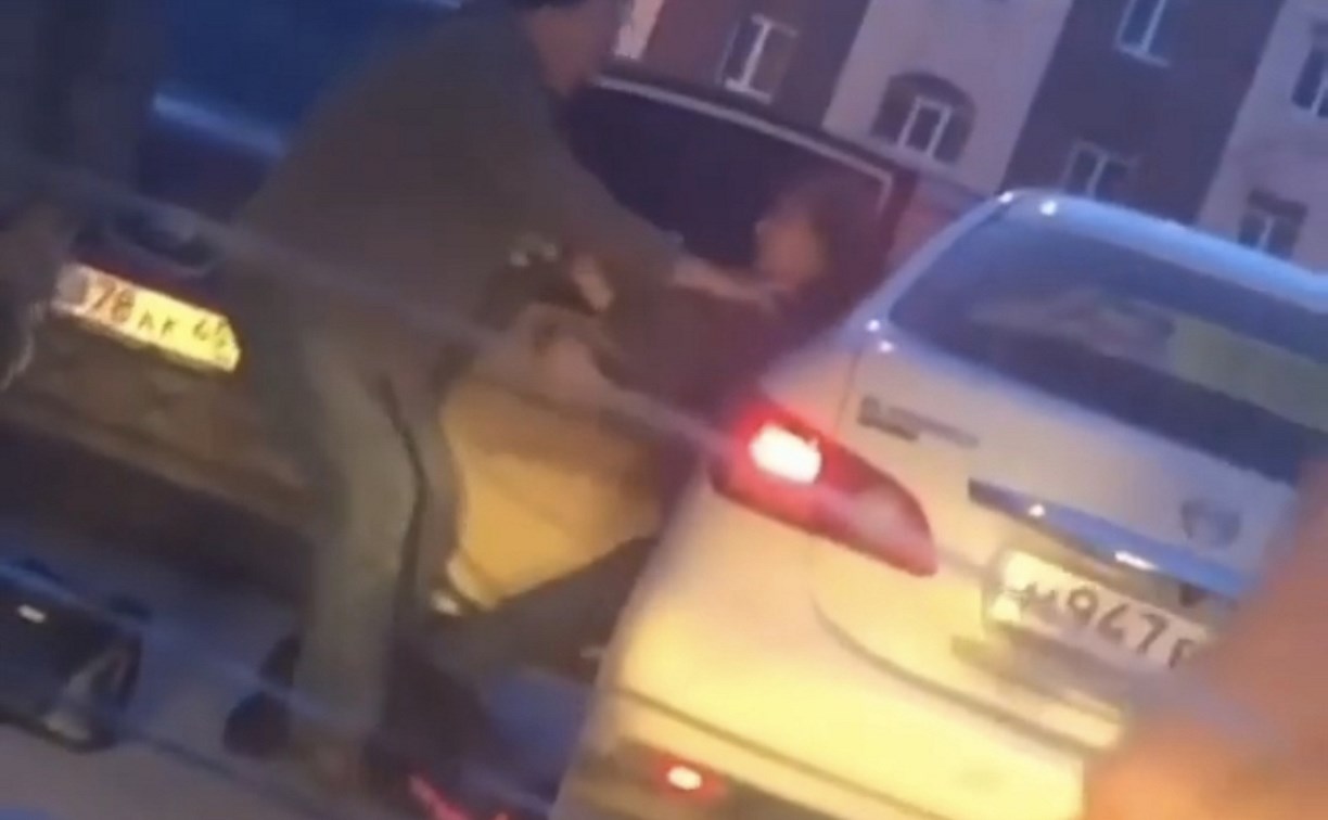 На Сахалине таксист вытолкал невменяемую пассажирку на улицу
