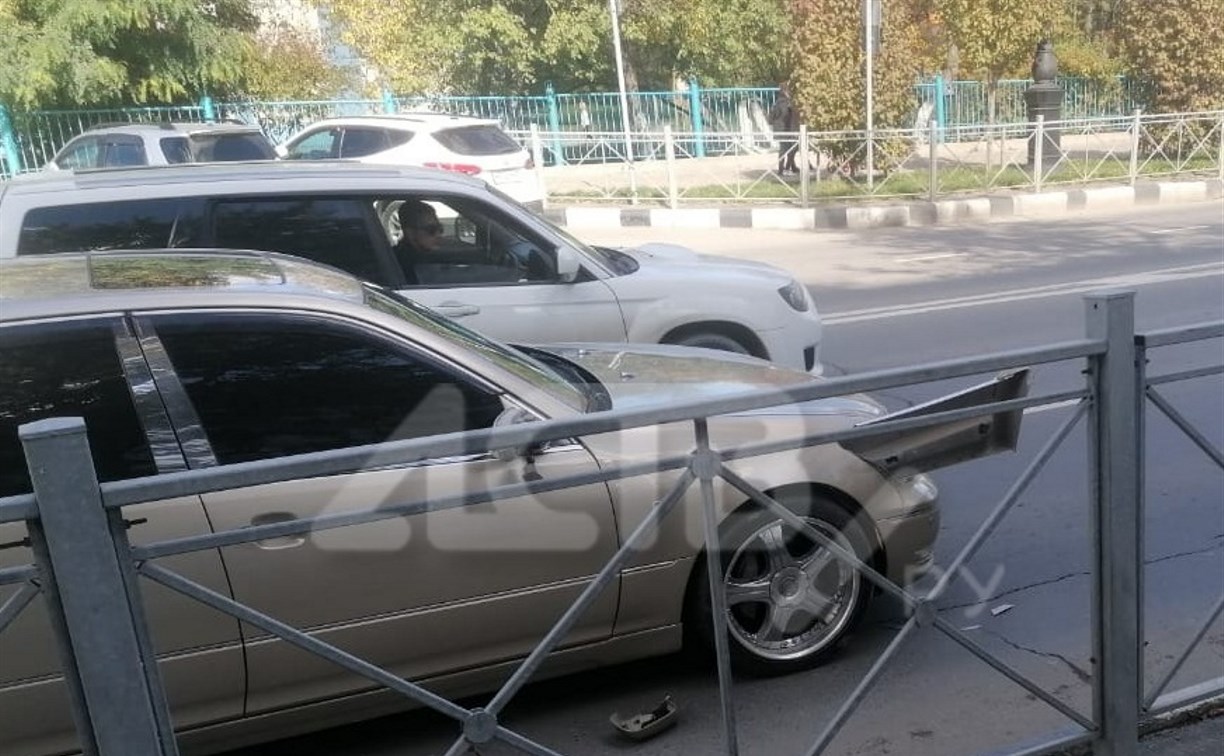"Дикий треш": в Южно-Сахалинске заметили авто с торчащим из фары куском отбойника
