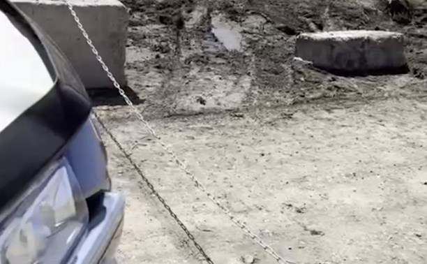 "Это моя земля": сахалинец перекрыл дорогу и требует 200 рублей за возможность посмотреть на сивучей