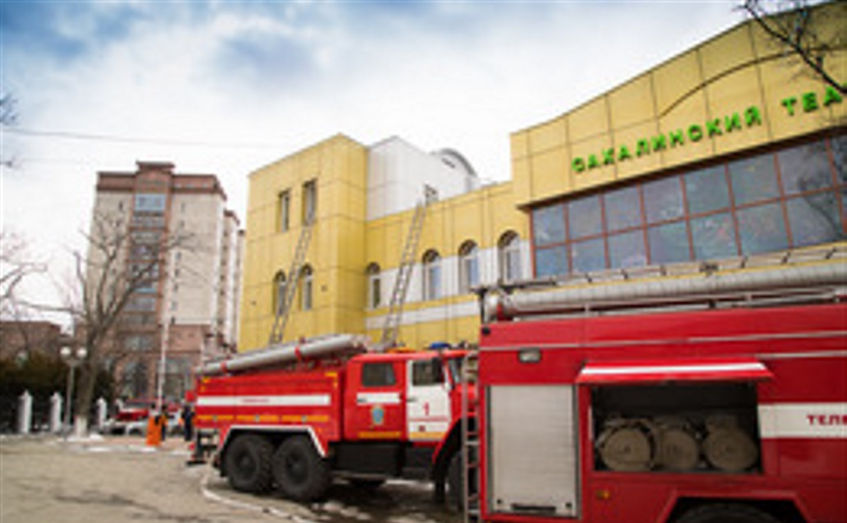 Шесть человек эвакуировали из Сахалинского театра кукол