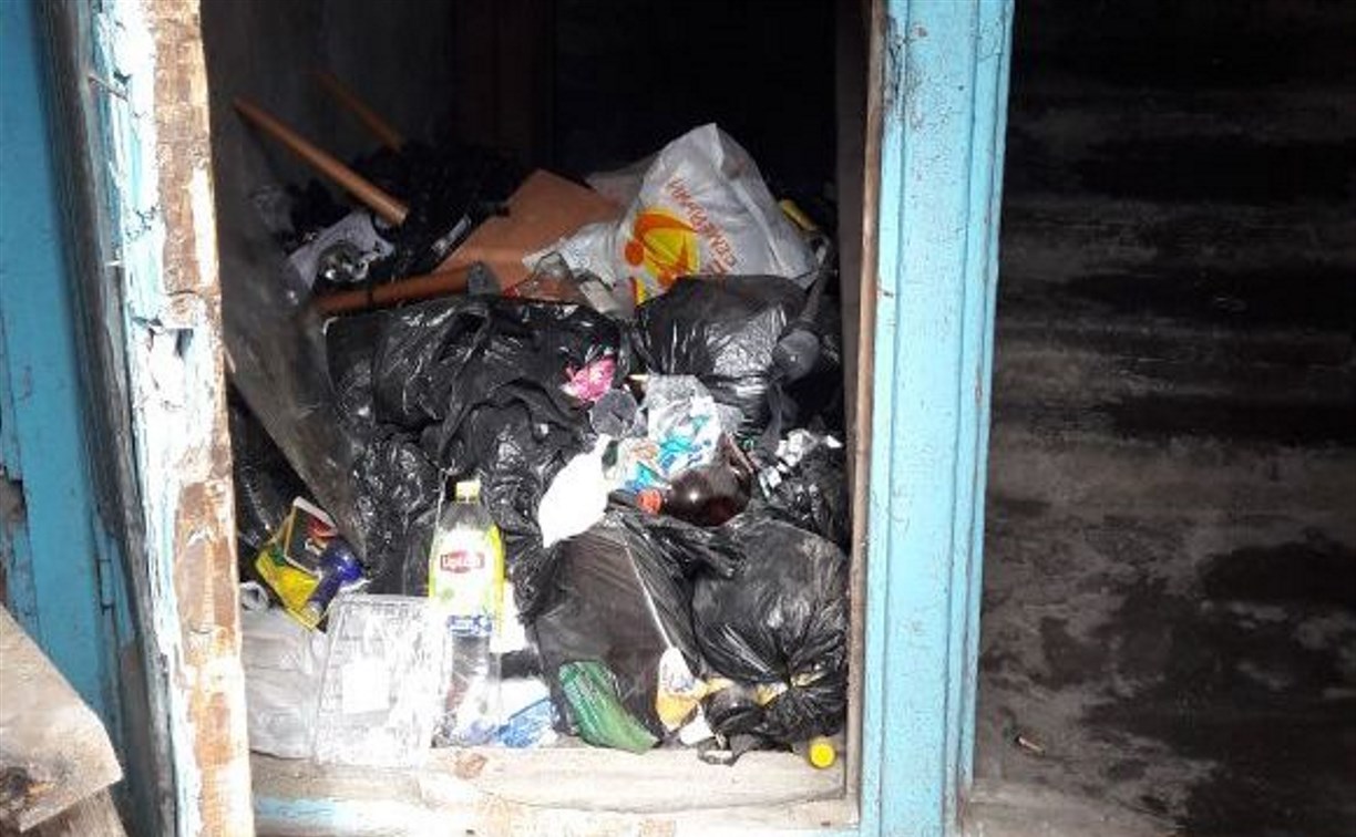 Жители дома в Южно-Сахалинске устроили свалку в подвале