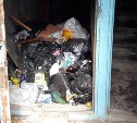 Жители дома в Южно-Сахалинске устроили свалку в подвале