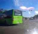 Момент жесткого столкновения самосвала с автобусом в Южно-Сахалинске попал на видео