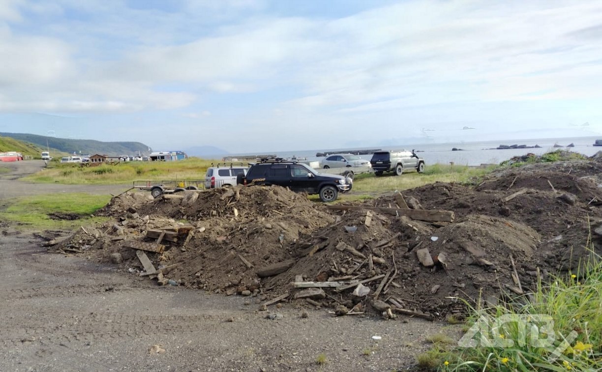 Строительный мусор от сноса авариек в Новиково вывозят на берег моря 