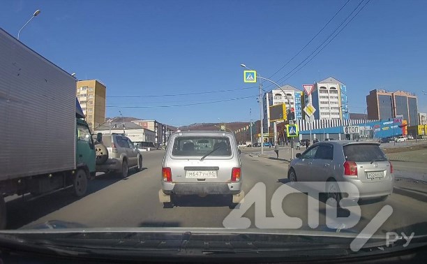 "Устал ждать?": автомобилист в Южно-Сахалинске вызвал недоумение, резко рванув на перекрёстке на красный