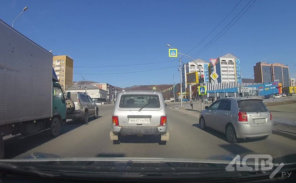 "Устал ждать?": автомобилист в Южно-Сахалинске вызвал недоумение, резко рванув на перекрёстке на красный