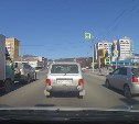 "Устал ждать?": автомобилист в Южно-Сахалинске вызвал недоумение, резко рванув на перекрёстке на красный