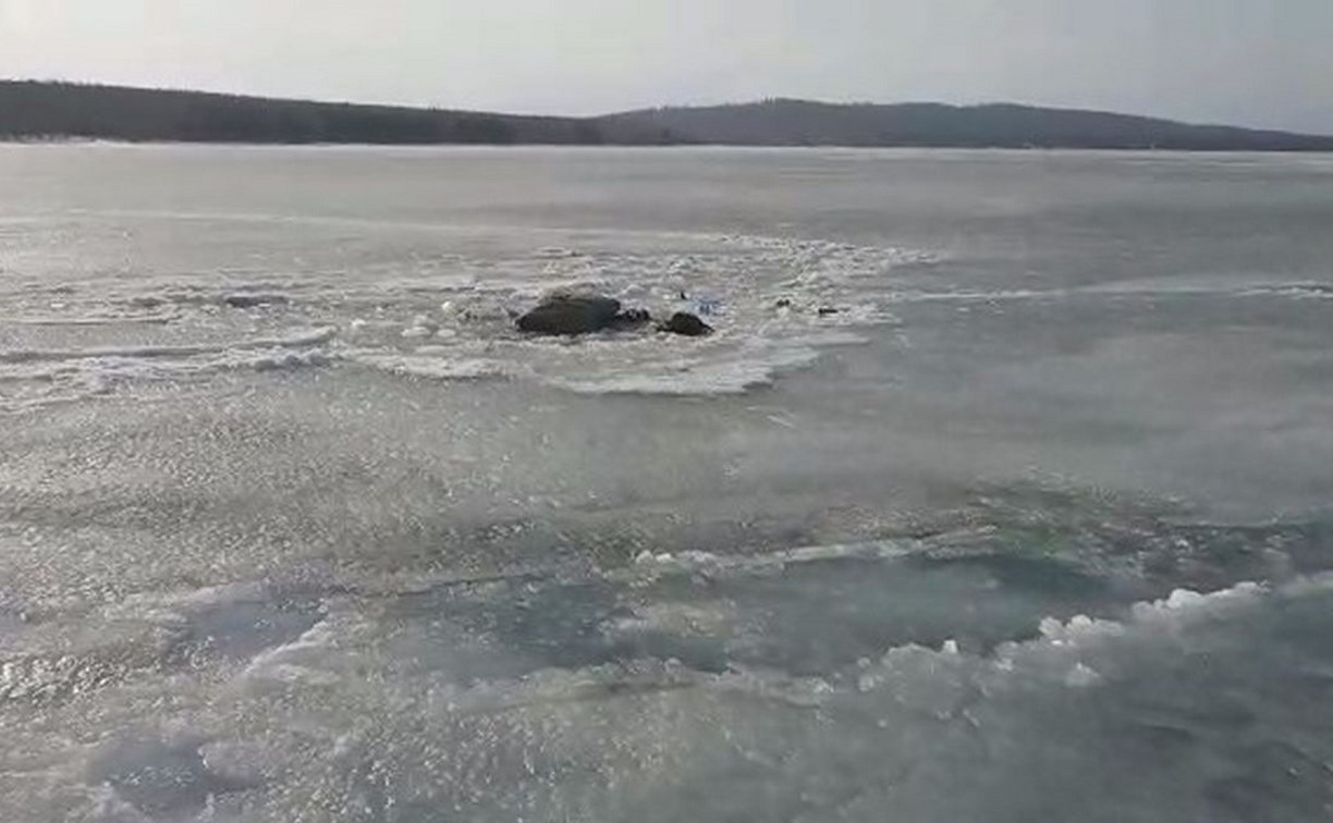 Соцсети: снегоход ушёл под воду на озере Тунайча