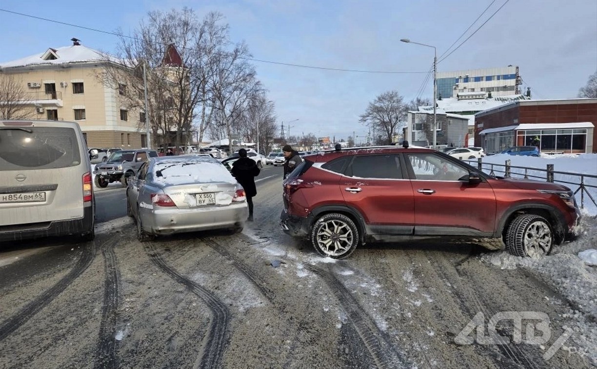 Очевидцев аварии на улице Ленина ищут в Южно-Сахалинске
