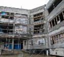 На строительстве школы в Долинске работают больше 100 человек