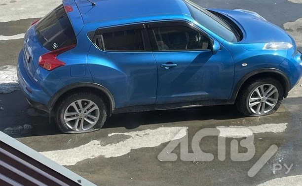 Очевидцы: неизвестный с ножом напал на припаркованные автомобили в Южно-Сахалинске