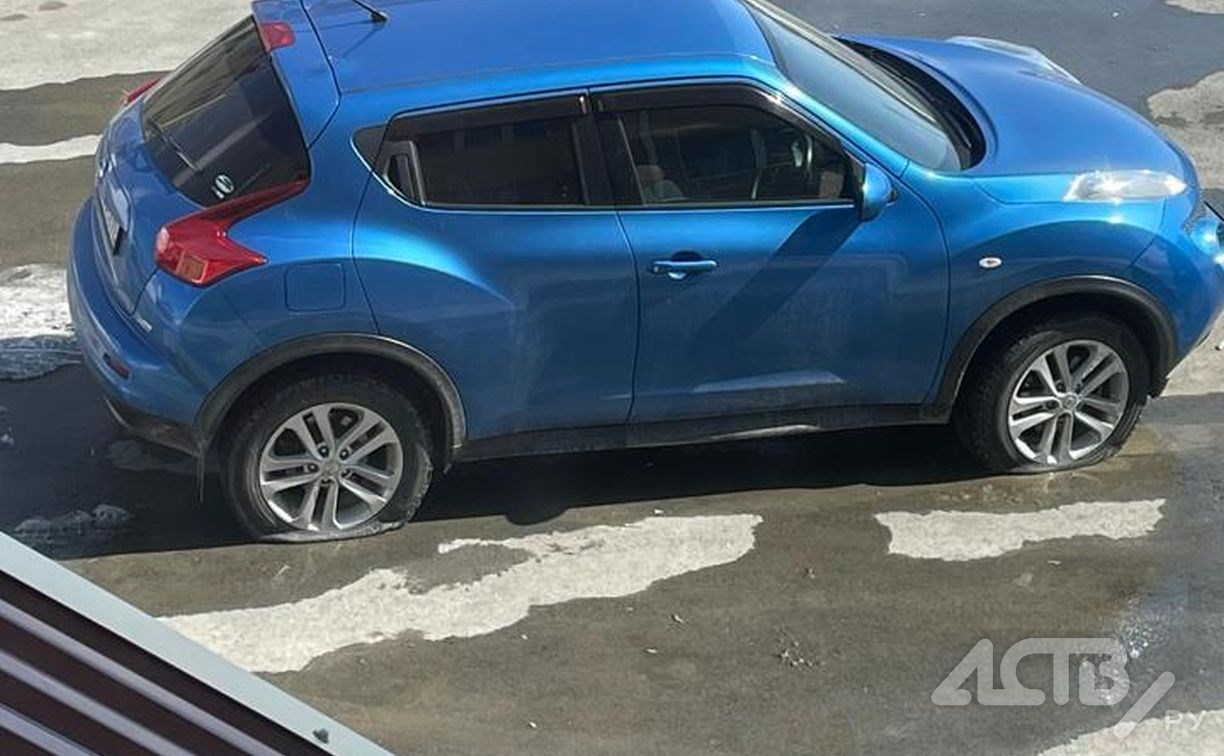 Очевидцы: неизвестный с ножом напал на припаркованные автомобили в Южно-Сахалинске