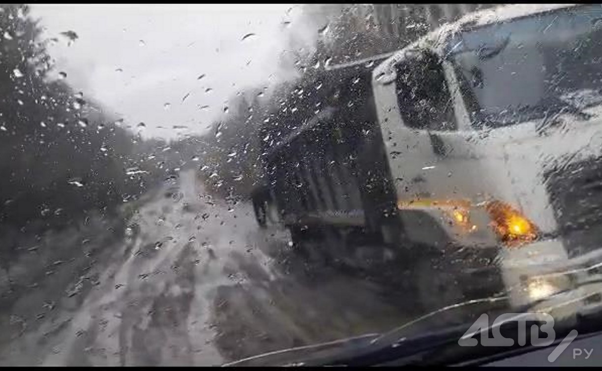 "Даже самосвалы вязнут": сахалинцы сняли на видео дорогу Арково-Мгачи 