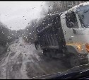 "Даже самосвалы вязнут": сахалинцы сняли на видео дорогу Арково-Мгачи 
