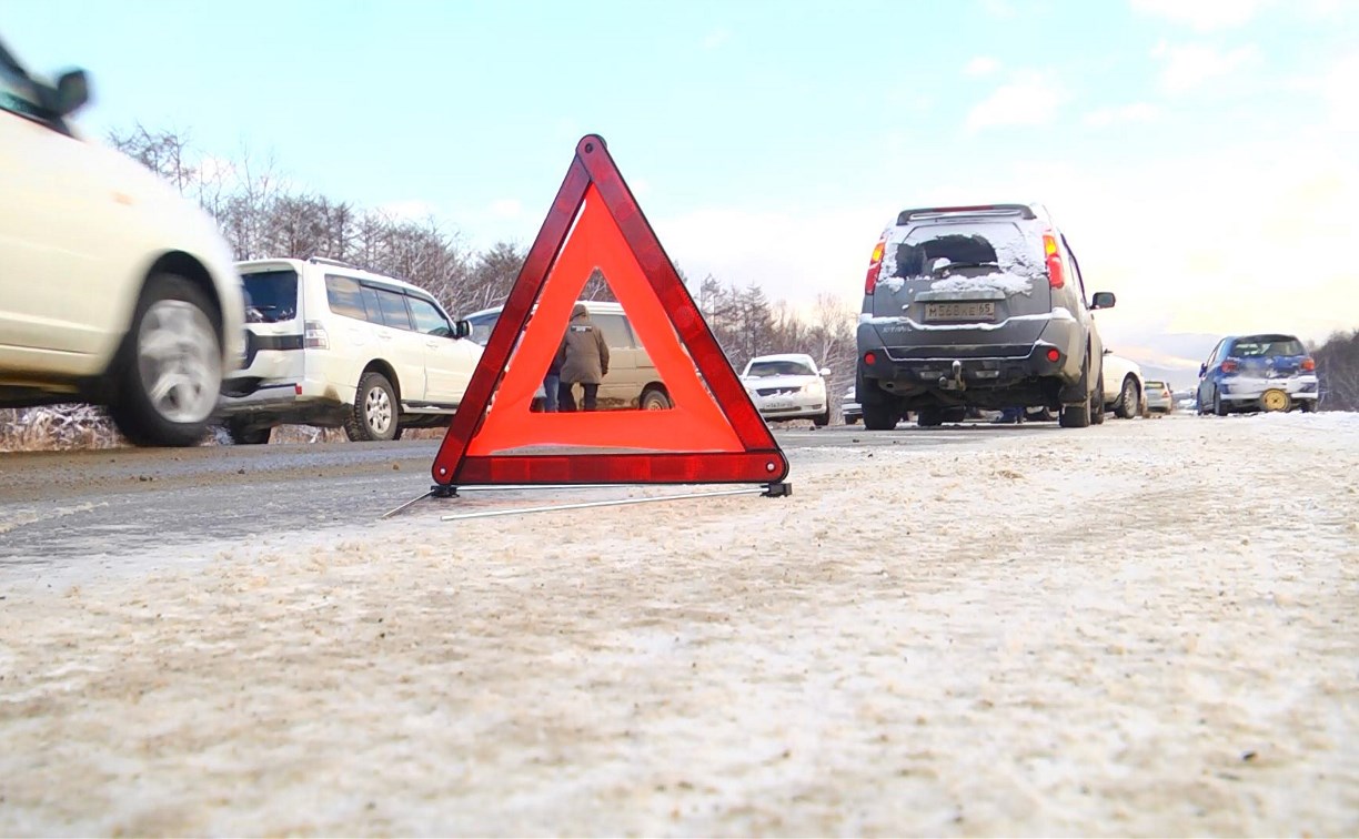 Шесть автомобилей столкнулись на автодороге Южно-Сахалинск - Холмск