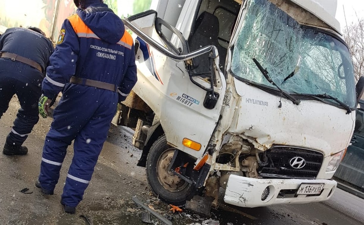 Мужчину зажало в кабине при столкновении двух грузовиков в Южно-Сахалинске