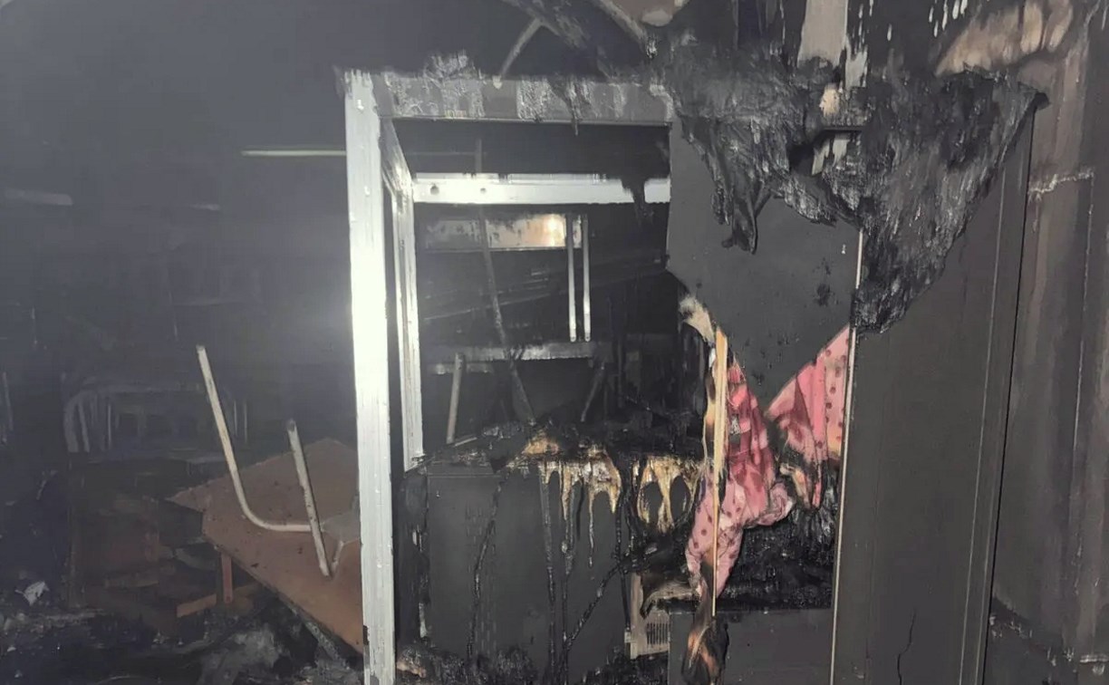 Появились фото с места пожара в гостинице в Невельске, где погиб человек 