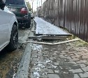 В Южно-Сахалинске вывели шланг со стройки и сливали воду прямо на дорогу