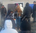 "Стоят даже на улице": в психбольнице в Южно-Сахалинске образовались гигантские очереди 