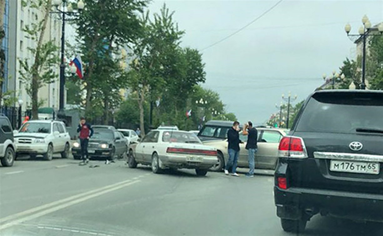 Две легковых машины после аварии создали пробку в Южно-Сахалинске 