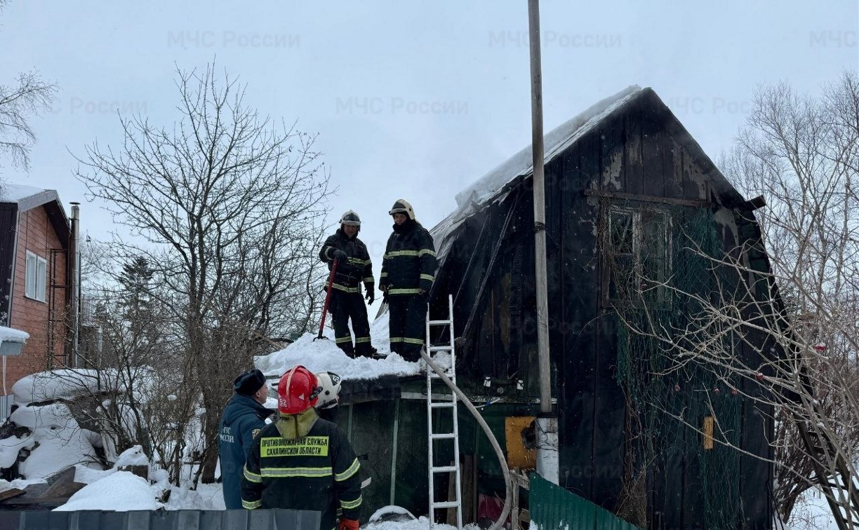 В Анивском районе ликвидировали пожар в дачном доме