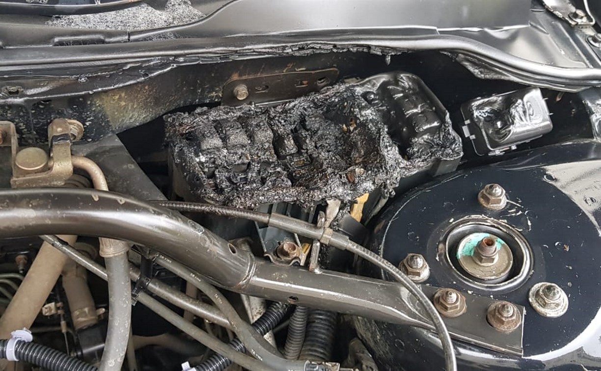В Корсакове неизвестные подожгли автомобиль Honda Inspire