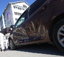 Два автомобиля столкнулись в Южно-Сахалинске на "мигающий зелёный"