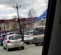 Южносахалинец просит ГИБДД разобраться с "многослойной" парковкой в центре города