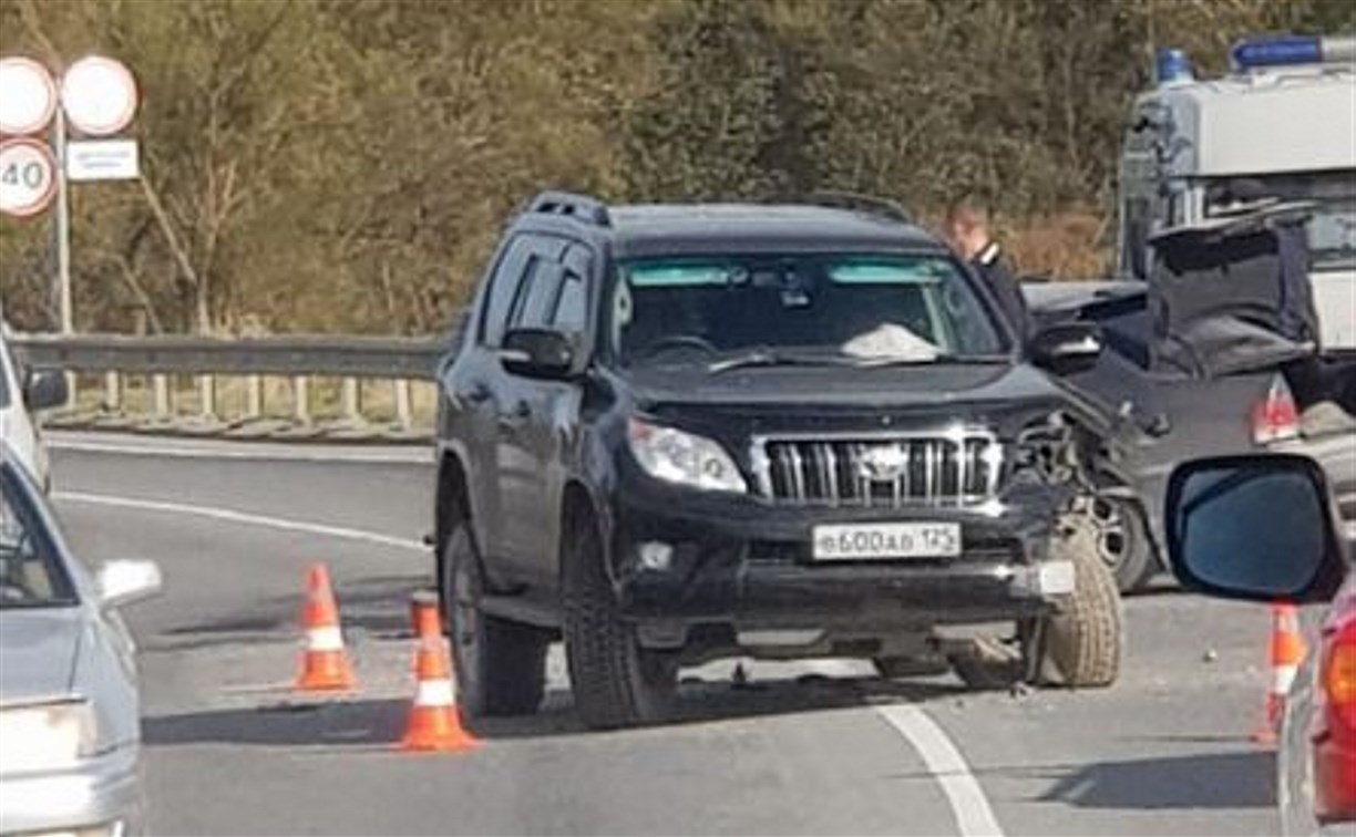 Внедорожник и легковой автомобиль столкнулись перед Новоалександровском