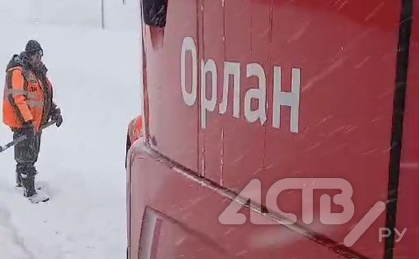Очевидцы: пригородный поезд застрял в снегу в Долинском районе