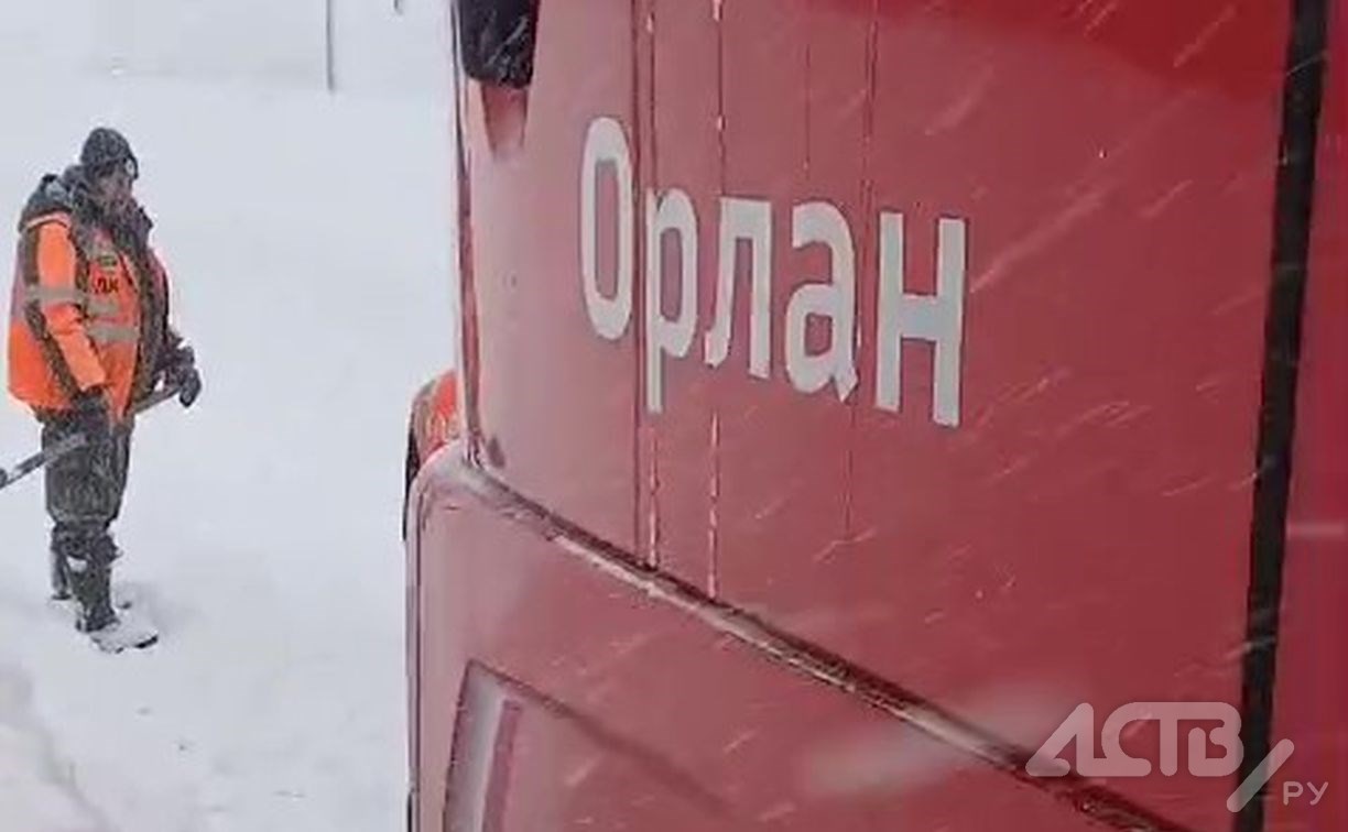 Очевидцы: пригородный поезд застрял в снегу в Долинском районе