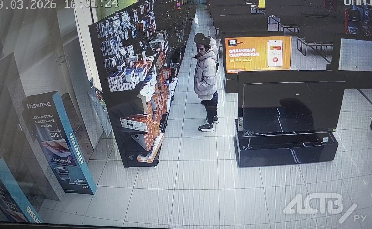 В Южно-Сахалинске неизвестные ушли из магазина, не оплатив приставку