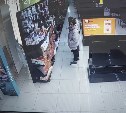 В Южно-Сахалинске неизвестные ушли из магазина, не оплатив приставку