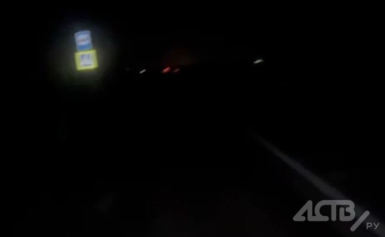 Сахалинцы подняли вопрос освещения трассы в Березняках, вдоль которой уже "висит много венков"