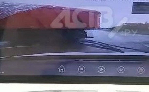 "Я чуть не умер на трассе": КамАЗ выскочил на дорогу прямо перед автомобилем на Сахалине