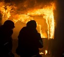 Девять человек эвакуировали из жилого дома в Холмске из-за пожара